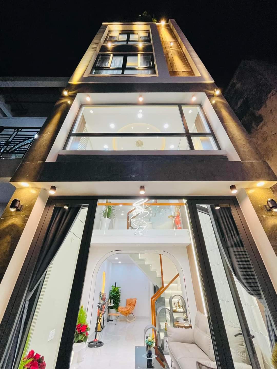 Bán nhà 5 tầng HXH Hoàng Hoa Thám Bình Thạnh. Diện tích 30m2. Giá 6.95 tỷ