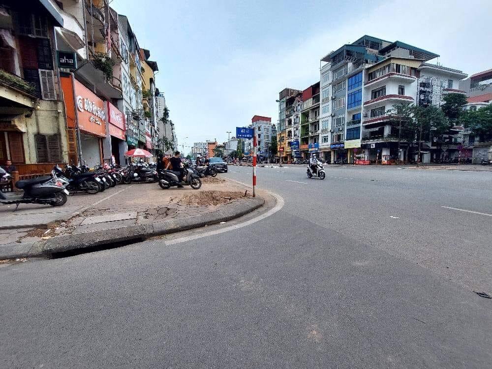 MẶT PHỐ - LÔ GÓC - 2 VỈA HÈ - KHU PHÂN LÔ - 2 MẶT NGÕ Ô TÔ TRÁNH - 8 TẦNG THANG MÁY - ĐANG CHO THUÊ CẢ NHÀ DOANH THU 1.4 tỷ/ Năm