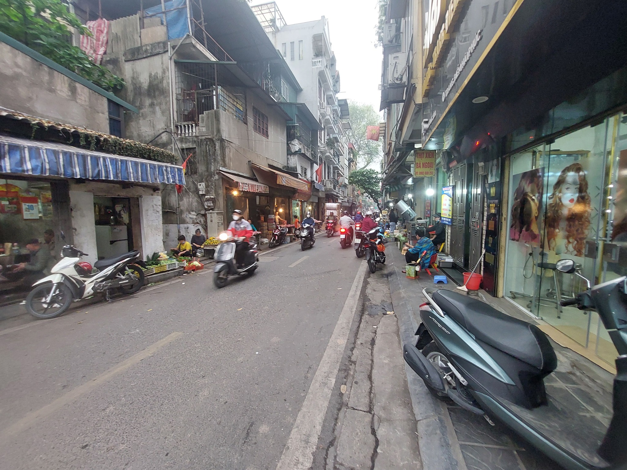 Nhà mặt phố Lương Yên, kinh doanh sầm uất, lô góc 82m2, giá 19.6 tỷ