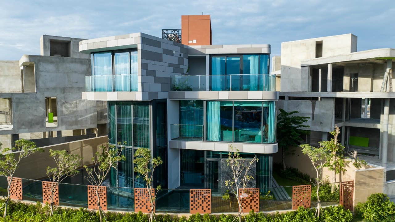 Bán gấp Villa biển Đà Nẵng 3 tầng, hồ bơi, Sổ hồng lâu dài, giá hấp dẫn