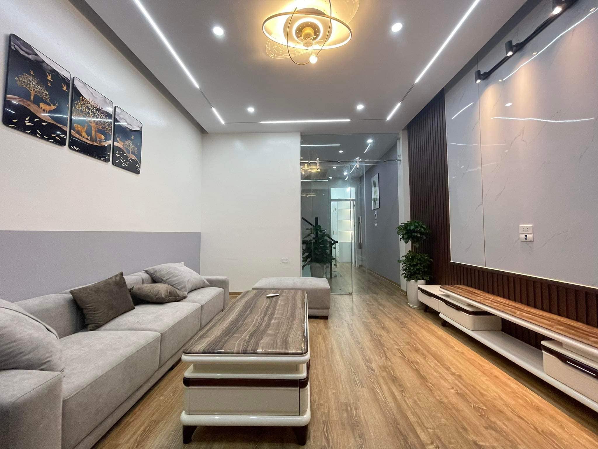Giảm 500tr. Cần bán gấp nhà đẹp ở ngay khu phân lô VIP ngõ 1 Trần Quốc Hoàn 55m2, 5T, ngõ thông, ô tô, dân trí cao, an ninh, tặng nội thất, 12.2 tỷ