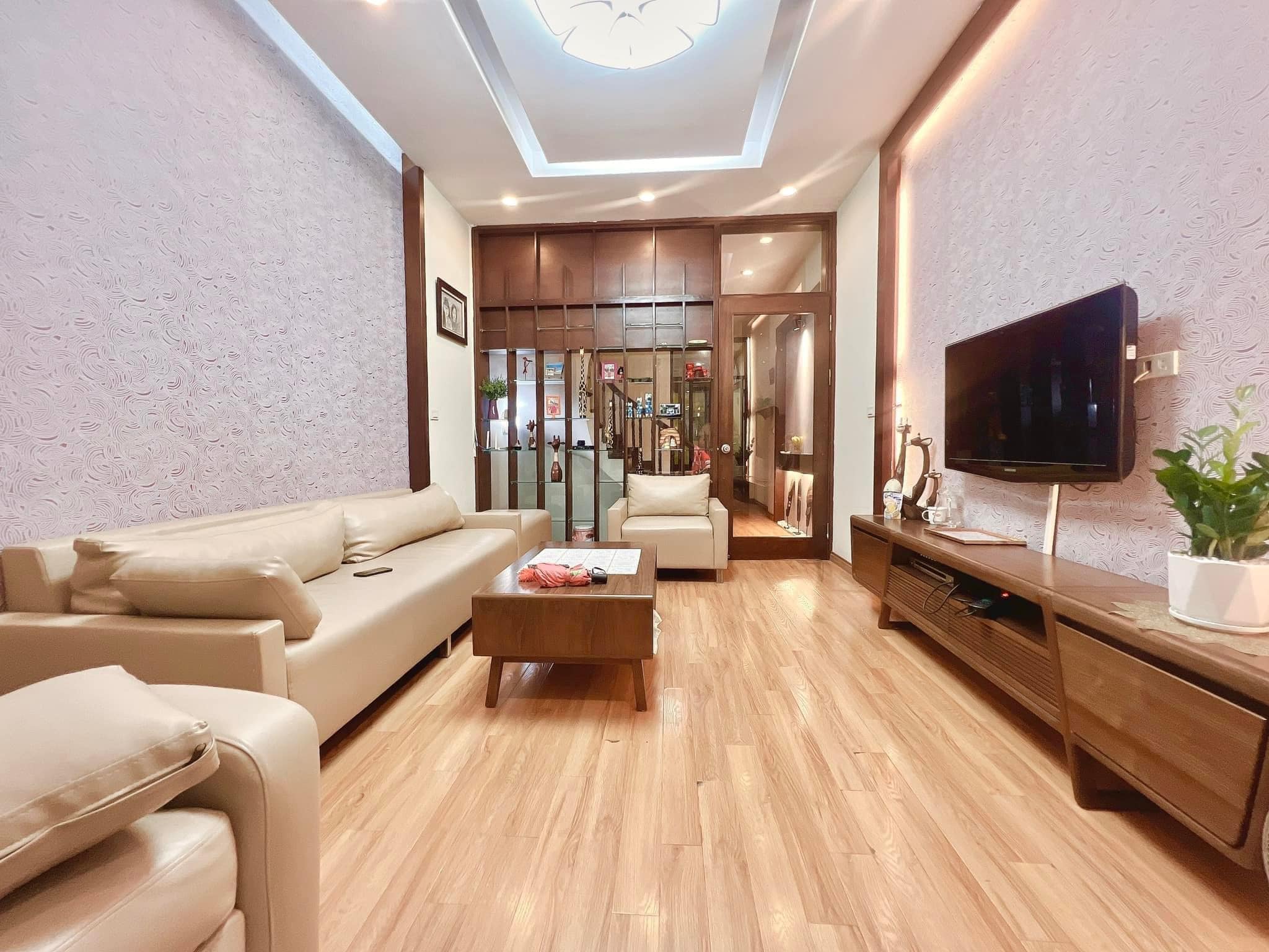 Mặt phố Đặng Tiến Đông – Vỉa hè rộng – Kinh doanh – 50m2 – Chỉ 218 triệu /m2