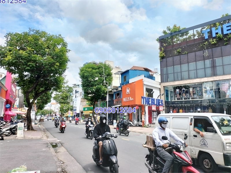 BÁN NHÀ DIỆN TÍCH LỚN GIÁ RẺ DỌN VÀO Ở NGAY ĐƯỜNG HUỲNH VĂN BÁNH.