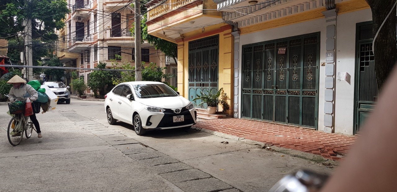 Bán nhà MP Hoàng Sâm, Cầu Giấy, 42m, 5T, KD, 8,8 tỷ.