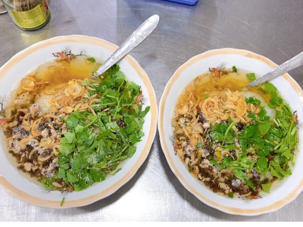 Một phần bánh đúc nóng Trung Tự bao gồm bánh đúc, thịt xào mộc nhĩ, rau mùi, hành phi banh-duc-nong-trung-tu