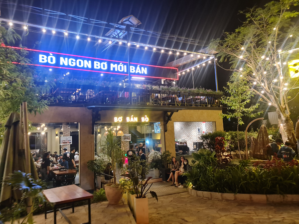 Không gian của Bơ bán bò Đà Lạt có cả không gian ngồi trong nhà và ngoài sân bo-ban-bo-da-lat