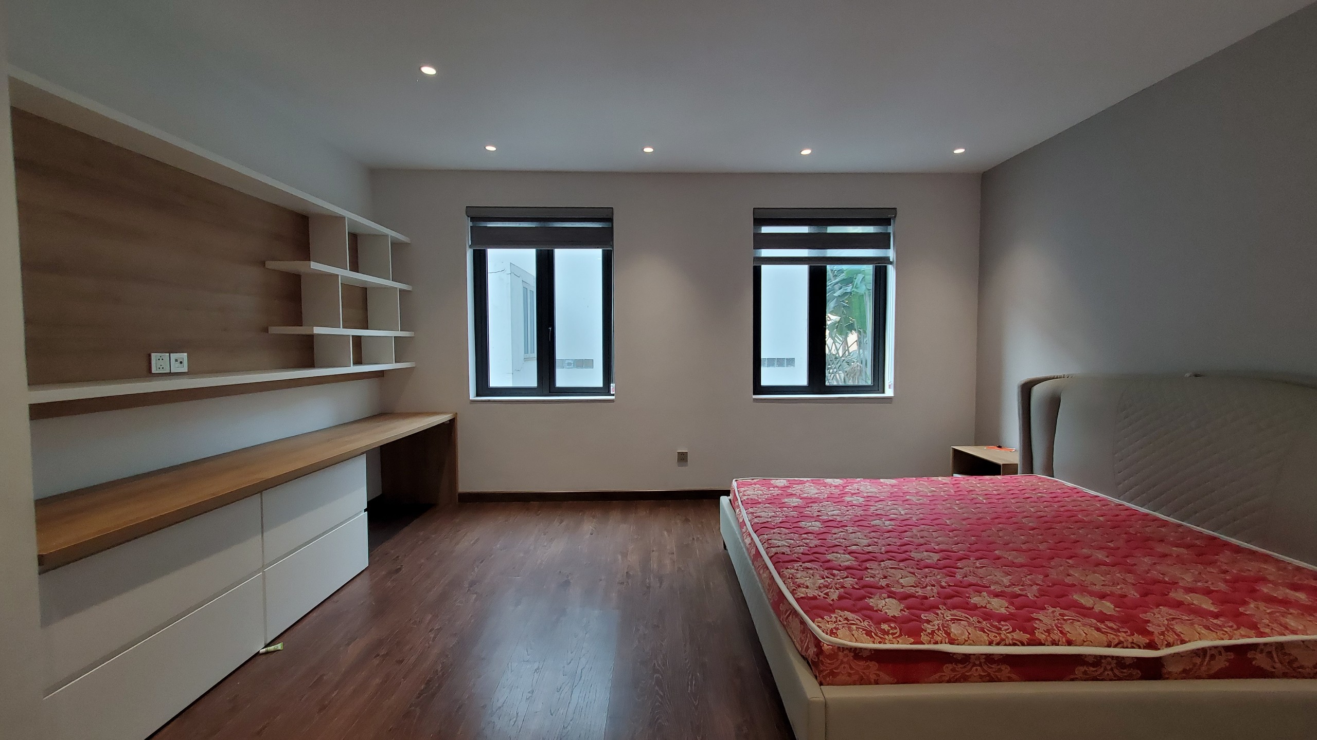 Bán siêu biệt thự Nghi Tàm, phong cách Châu Âu, 98m2, Mt 7m, bể bơi trong nhà, dòng tiền, n cho thuê 1800$/tháng, gần Hồ Tây, Hồ Trúc Bạch.