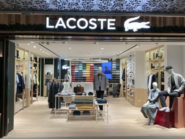 Lacoste là một thương hiệu thời trang đến từ Pháp cac-thuong-hieu-tai-vincom-tran-duy-hung-5