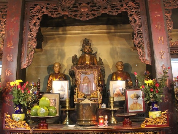 Các khu bái lễ trong chùa được chia ra thành nhà Từ đường, Hậu cung và khu Nhà tổ chua-phuc-khanh-ha-noi-3