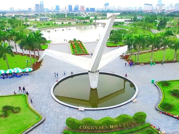 Không gian xanh mát của công viên Hoà Bình Công viên Hoà Bình