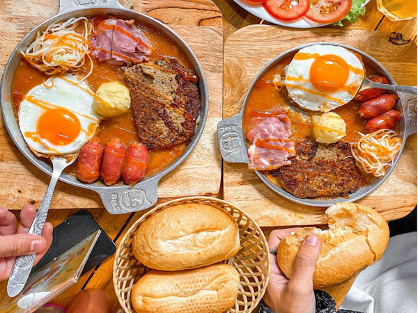Bánh mỳ chảo tại Cột Điện Quán Đặng Văn Ngữ có phần nước sốt đặc trưng riêng tạo ra sức hấp dẫn với khách hàng cot-dien-quan-dang-van-ngu-2