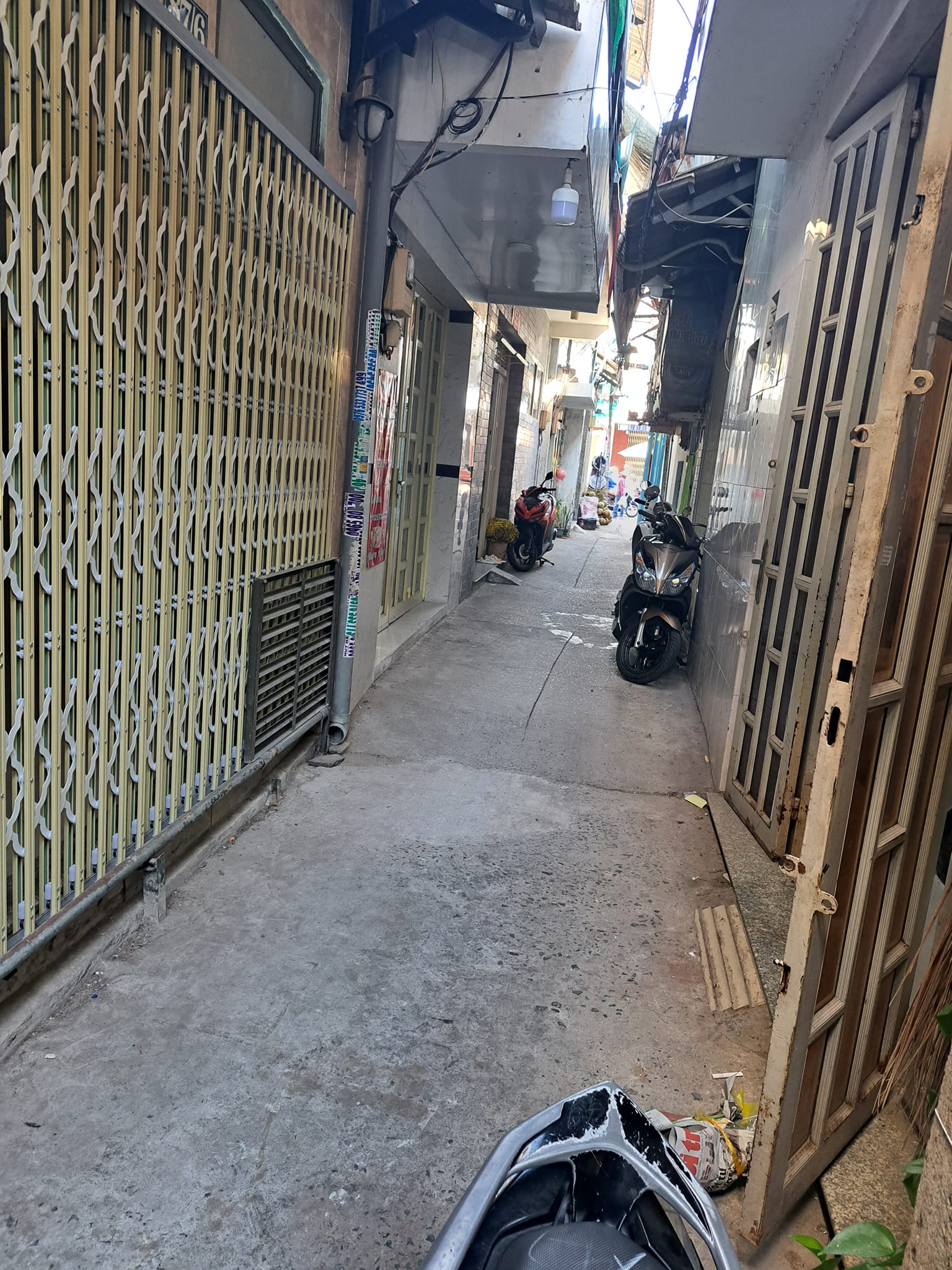 NHÀ HIẾM-P.TÂN QUY-42M2-2 MẶT TIỀN-2 BAN CÔNG-ĐẸP