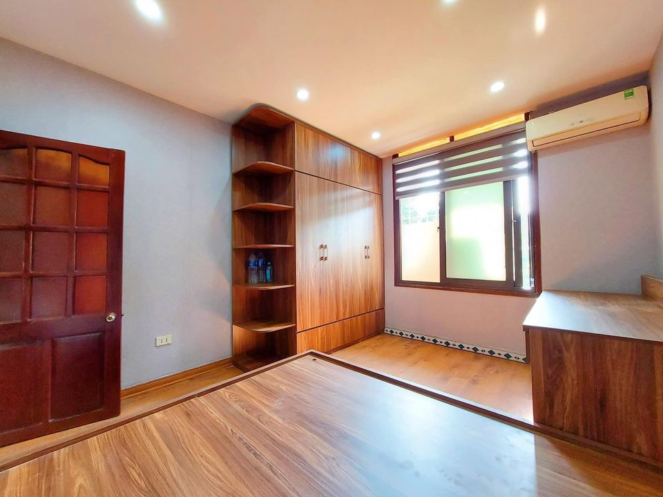 BÁN ĐẤT TẶNG NHÀ BẠCH MAI, LÔ GÓC, GẦN PHỐ 40M2 GIÁ CHỈ HƠN 3 TỶ