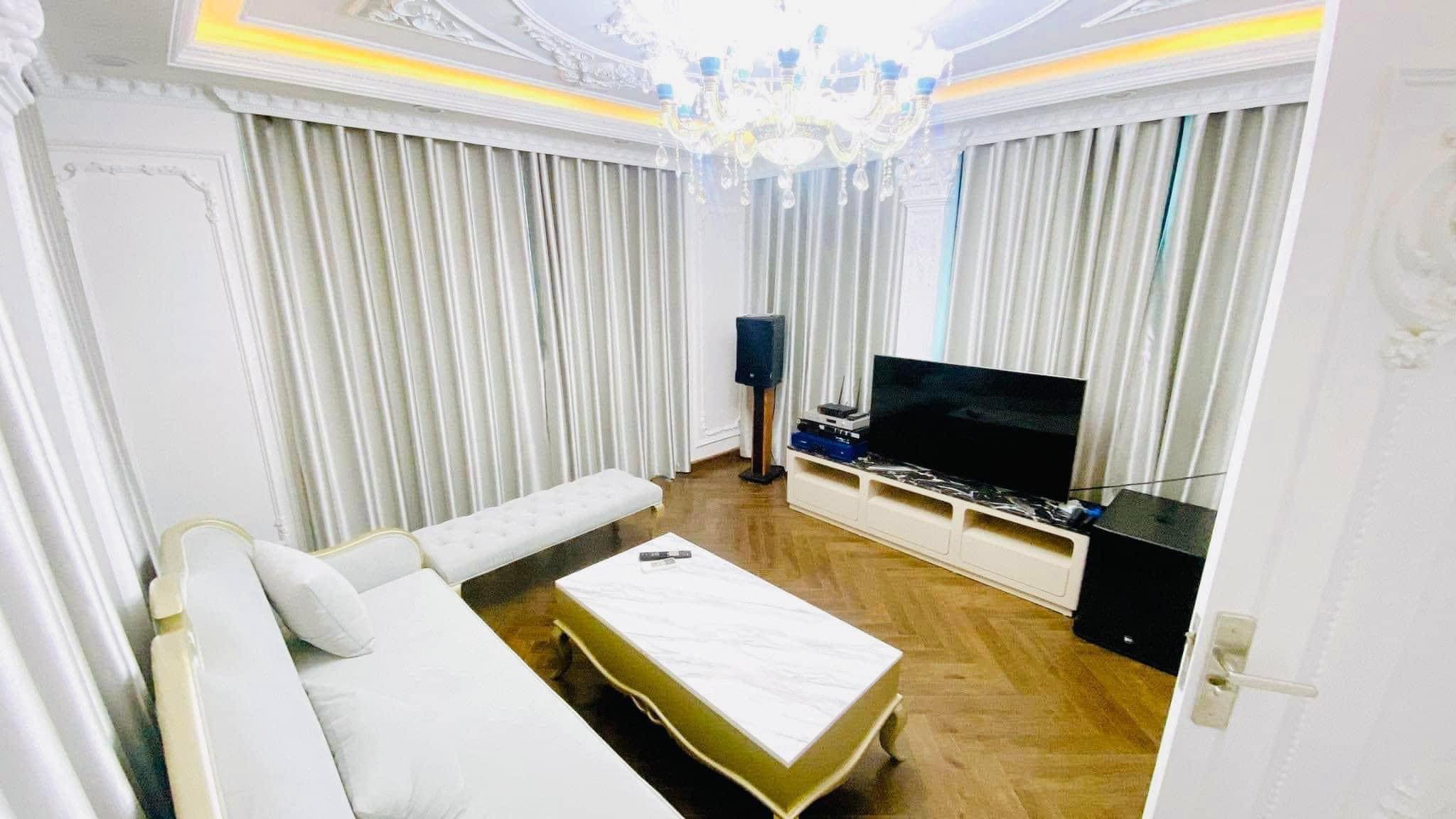 Bán nhà đường Hoàng Cầu -ngõ to hơn phố , mặt tiền khủng , vị trí đẹp , kinh doanh đỉnh