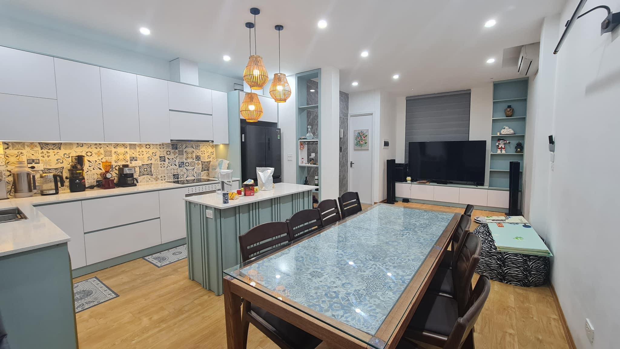 Bán nhà đường Hoàng Cầu ngõ to hơn phố , view hồ , thang máy . 60Mx8TxMT 6M-19.2 tỷ