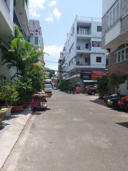 Bán nhà quận Bắc Từ Liêm – đường Phạm Văn Đồng – 65m2 - oto vào nhà.