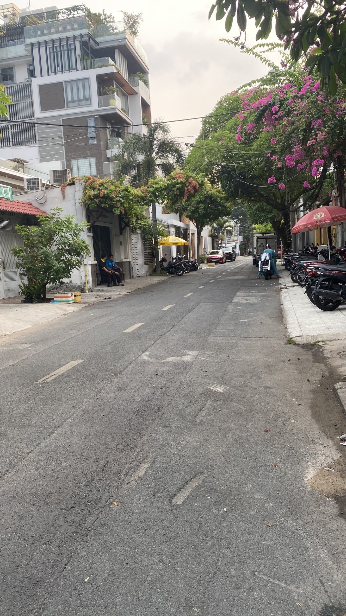 Cho thuê nhà MT Bửu Long. Đoạn đường đẹp, thoáng mát. Ngang lớn 9m. Giá: 70 tr/th (TL)