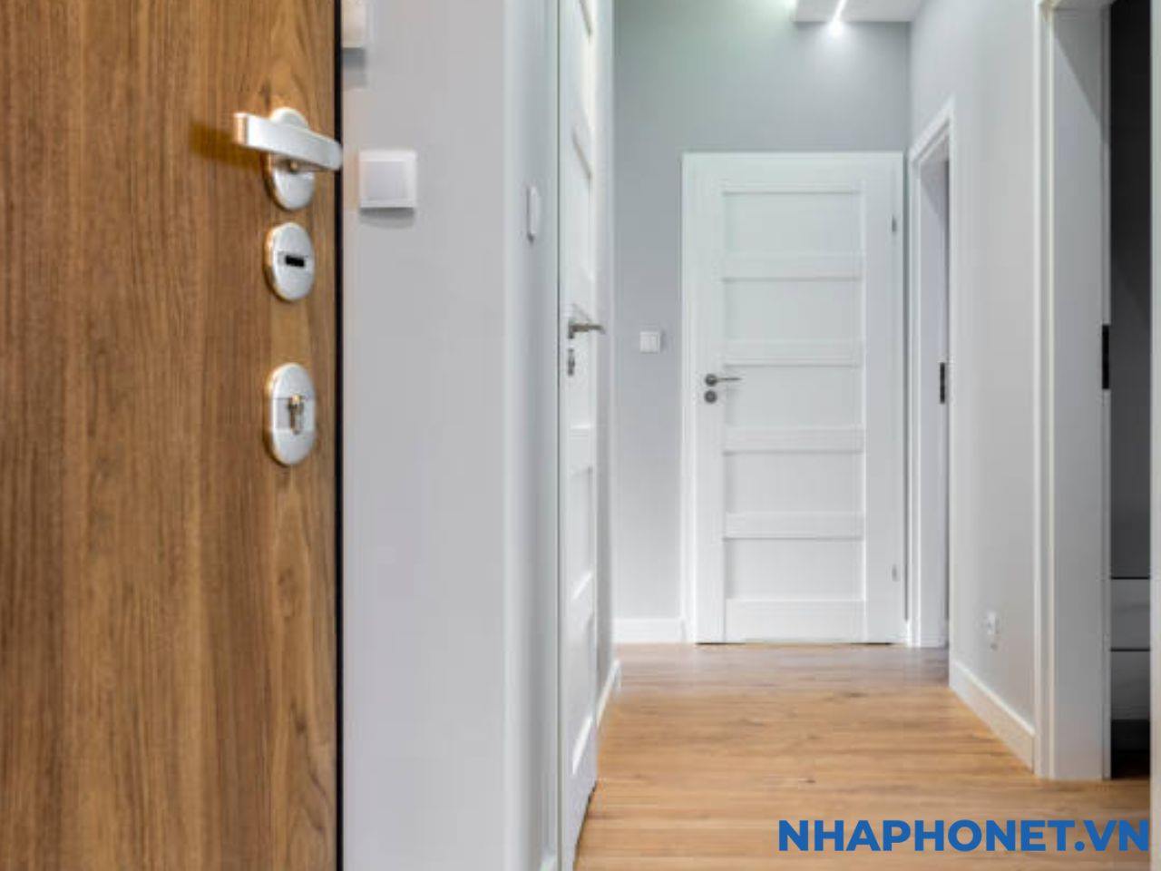 loi-di-trong-nha-ben-trai-hay-ben-phai