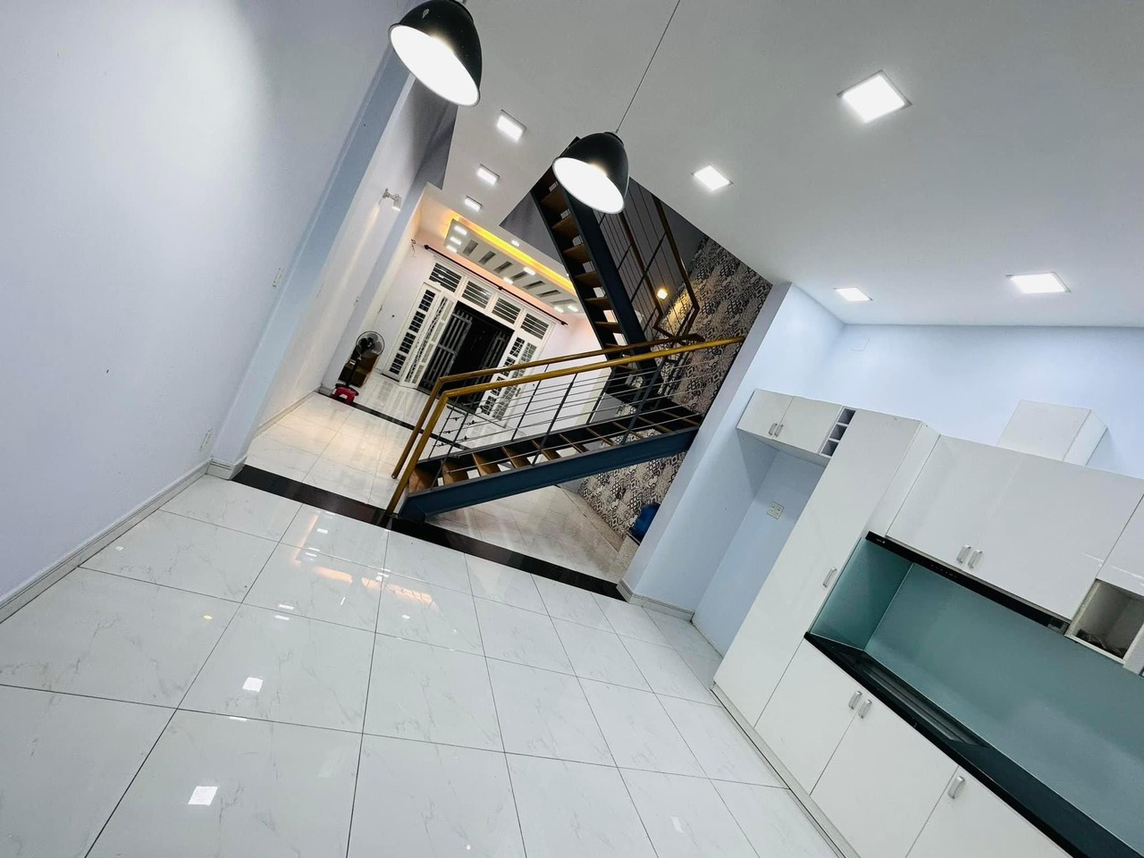 Chủ ngộp ngân hàng cần bán gấp nhà Nguyễn Oanh P17. 4.5x16m. 3 tầng. HXH 6m, chỉ 5,6 tỷ. CN: 69.5m2