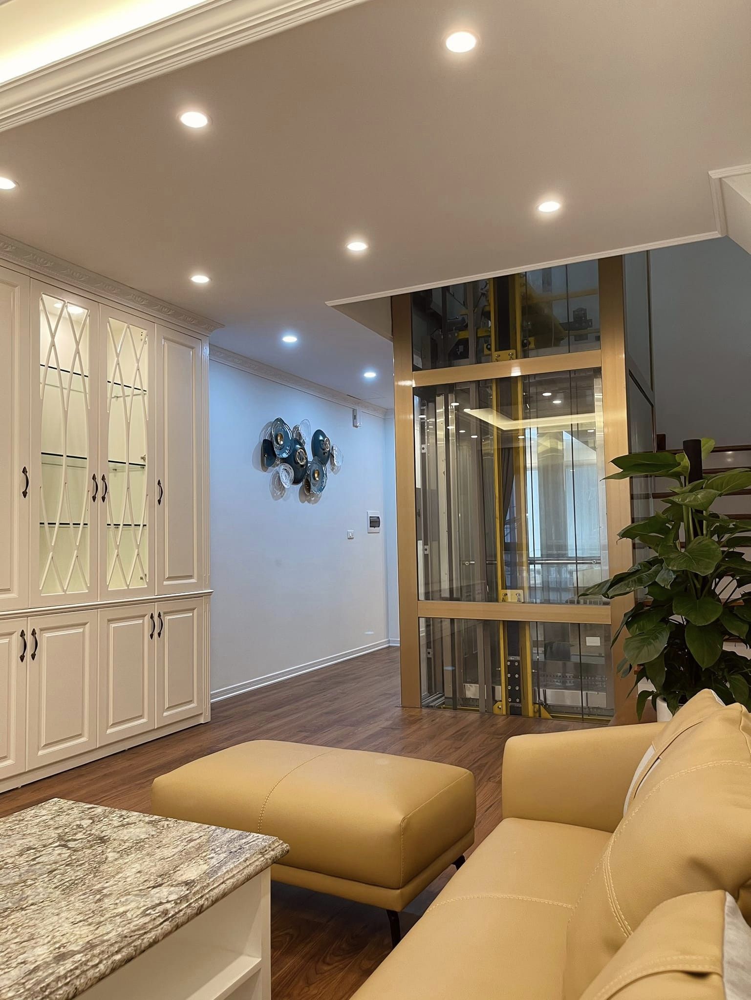 Bán nhà ngõ ô tô KD Phố dương Quảng Hàm diện tích 62m2, 7T giá 15.5 tỷ