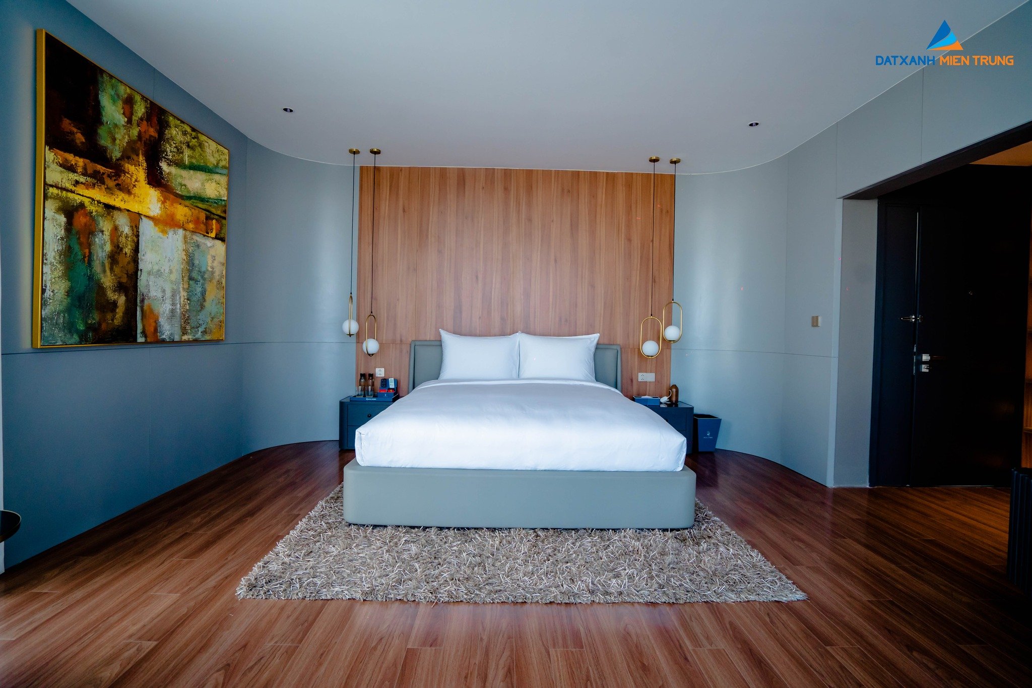 Căn biệt thự 427 mặt sông, cách biển 800m, Đ.20,5m, full nội thất, lâu dài