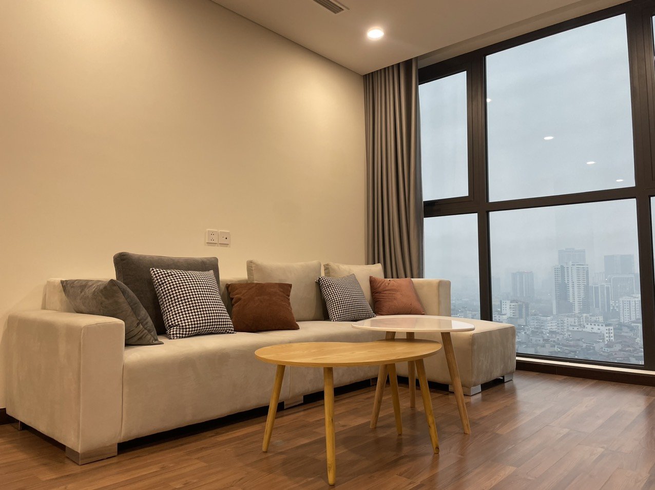 Cho thuê dự án MIPEC xuân Thủy 110m2 full đồ 21tr