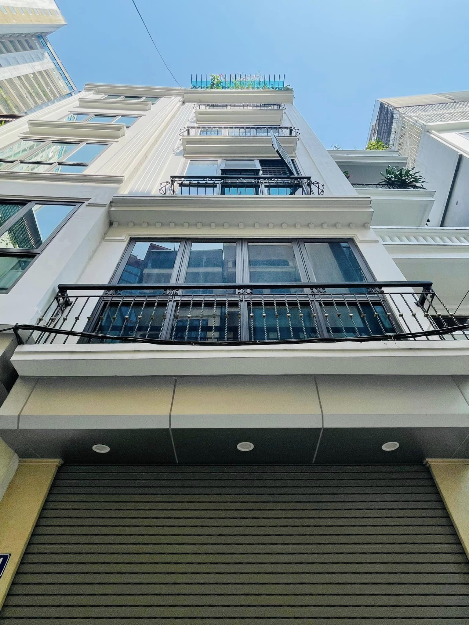 Bán gấp nhà Lạc Long Quân, Quận Tây Hồ, Thang Máy, 6 tầng, giá 6.5 tỷ