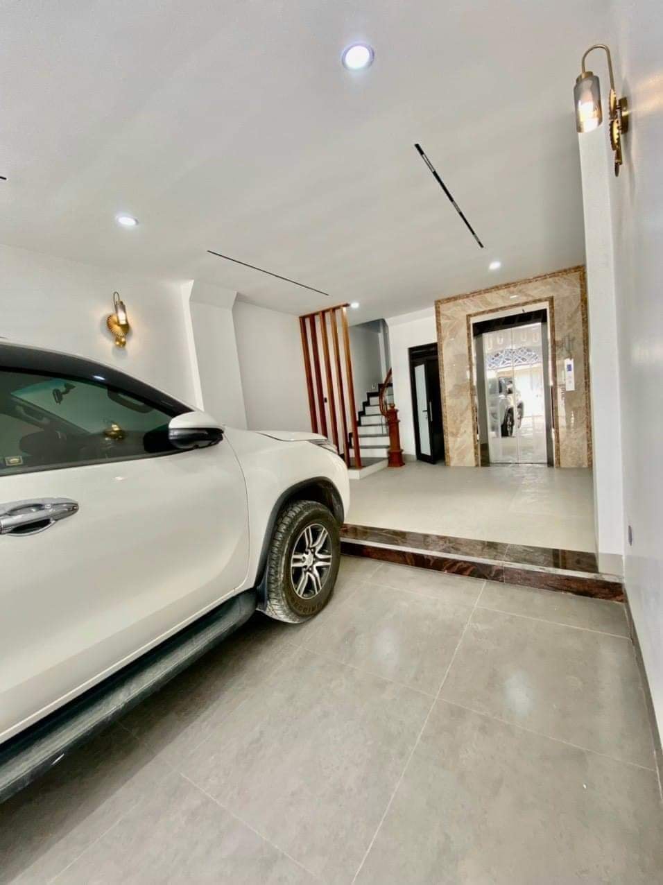 Bán gấp nhà Phố Lạc Long Quân, View Hồ Tây Gara 50m2 5 tầng thang máy 9.3 tỷ