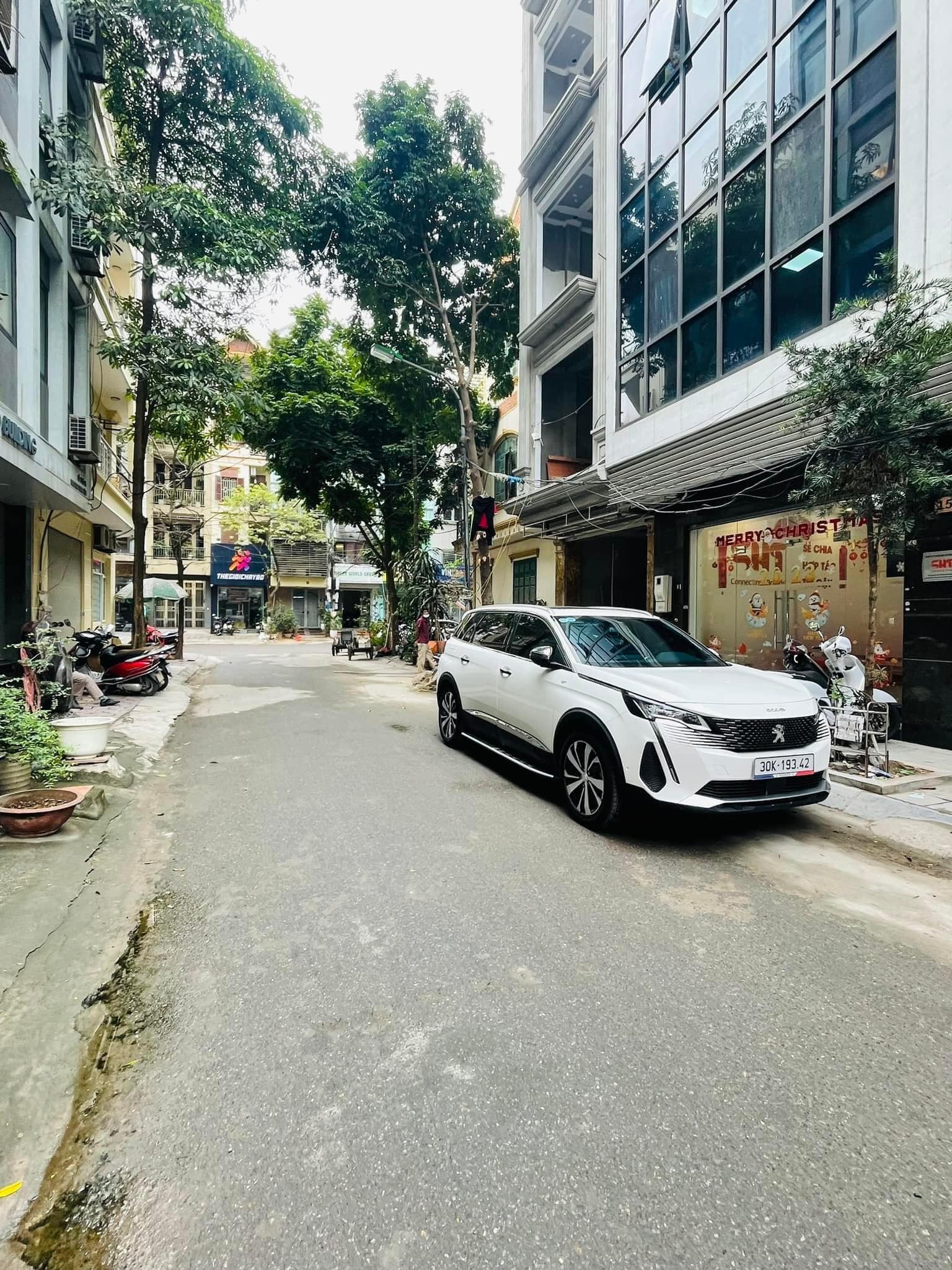 Bán nhà phố Lạc Long Quân Tây Hồ Lô Góc Gara Kinh Doanh 50m2 7 tầng 11.3 tỷ