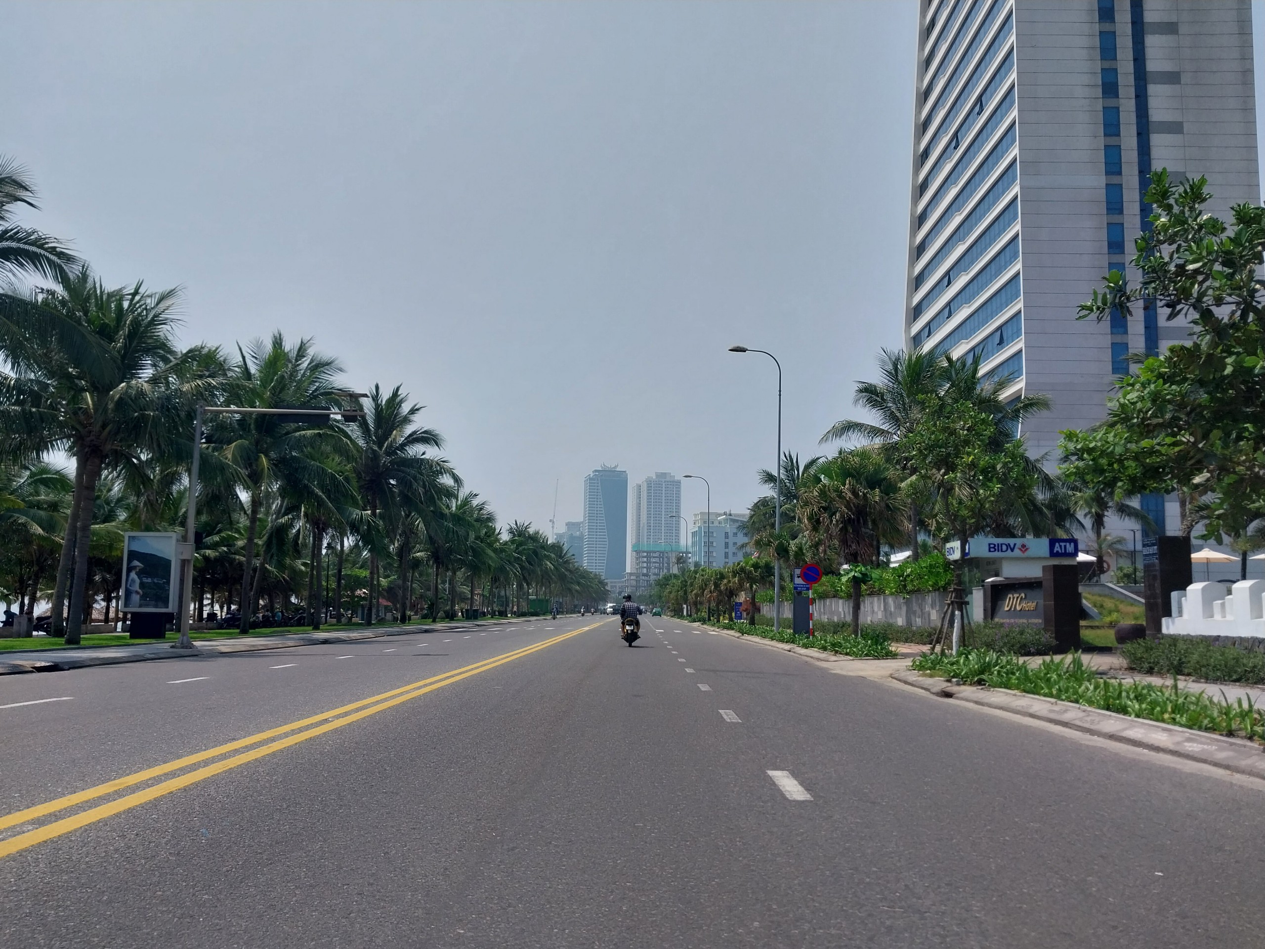 CẦN BÁN nhà ngay Võ Nguyên Giáp. Quận Sơn Trà. 70m2. 3 tầng. 3PN. 70m ra biển. Chỉ 3,X tỷ