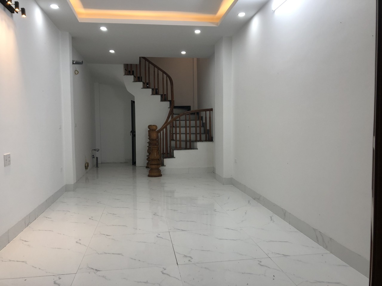 NHÀ ĐẸP XUÂN LA - GẦN PHỐ - NGÕ RỘNG - NHA MỚI COONG