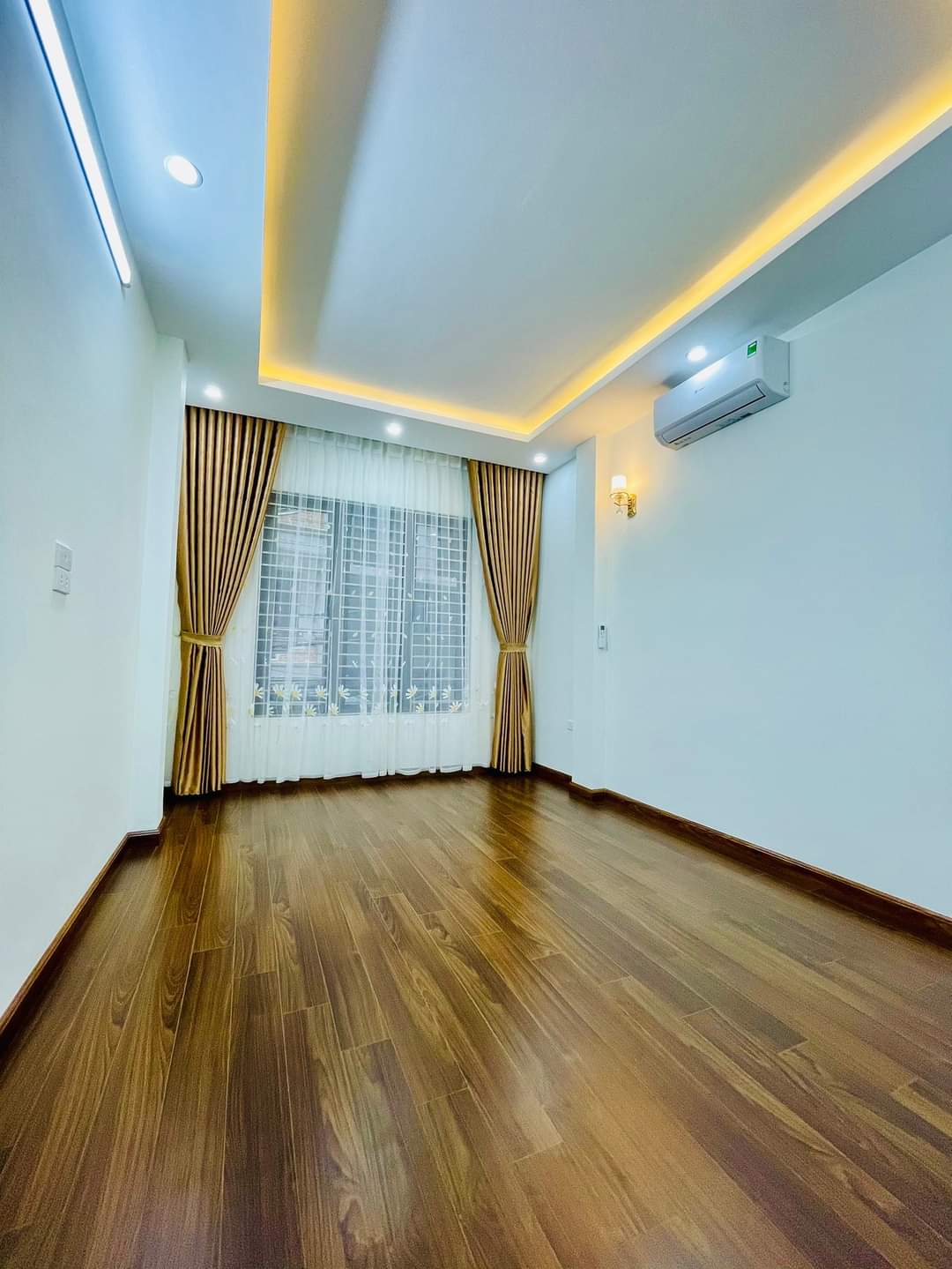 BÁN nhà Trần Quốc Hoàn, 40m2x4T mặt tiền 4m, phân lô ô tô tránh, giá nhỉnh 8 tỷ