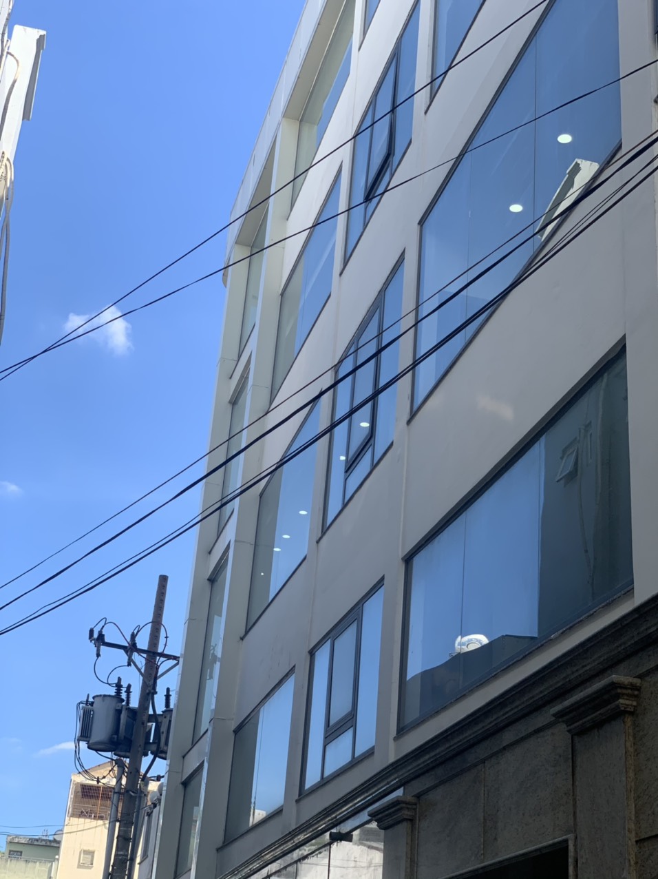 Cho thuê góc 2MT đường Lê Văn Sỹ, Quận 3 diện tích: 6.6x11m trệt 5 lầu thang máy giá 65 triệu TL