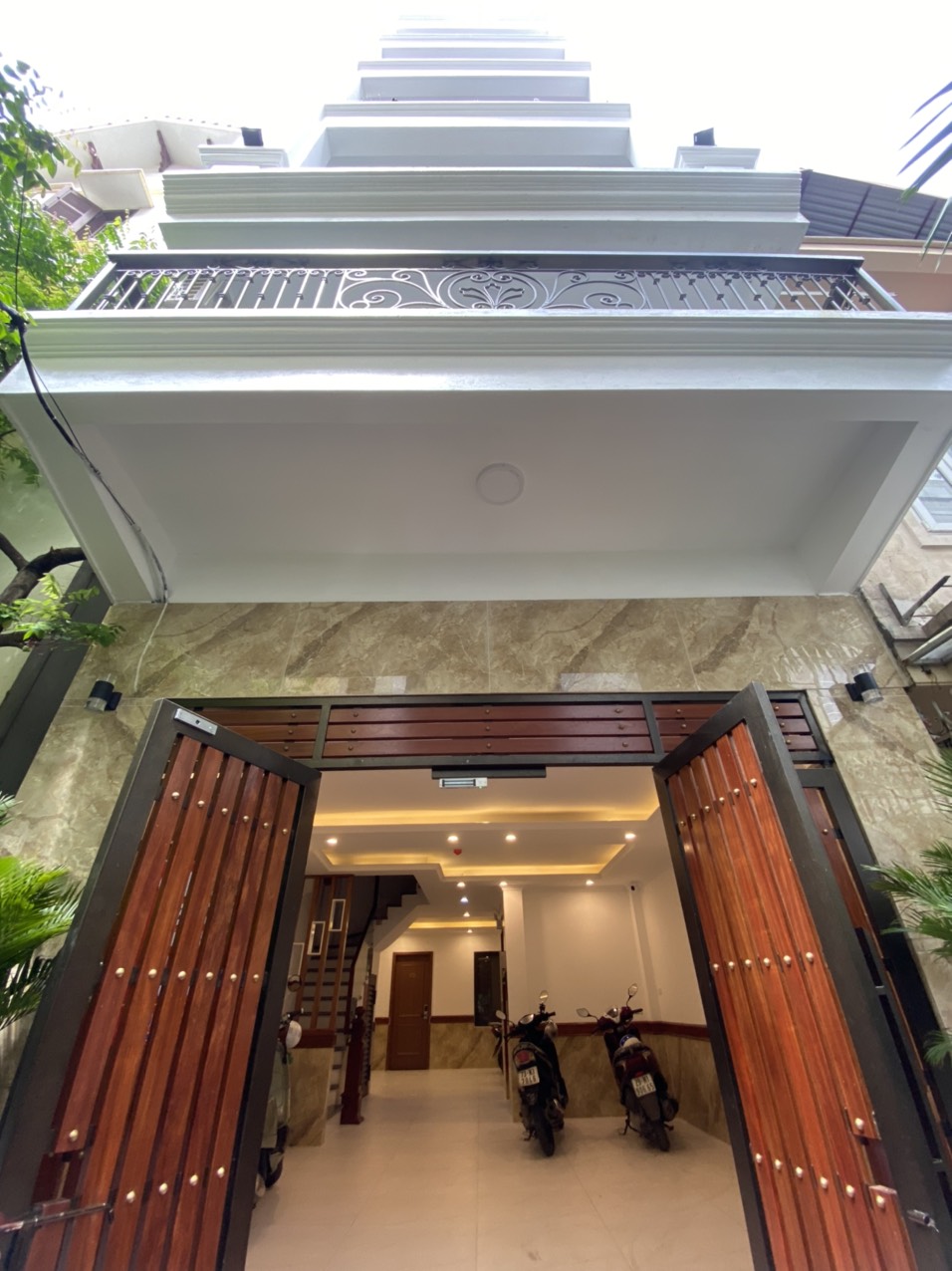 Bán nhà mới koong - Võng Thị - 7 tầng thang máy - dòng tiền siêu khủng - matiz đỗ cửa