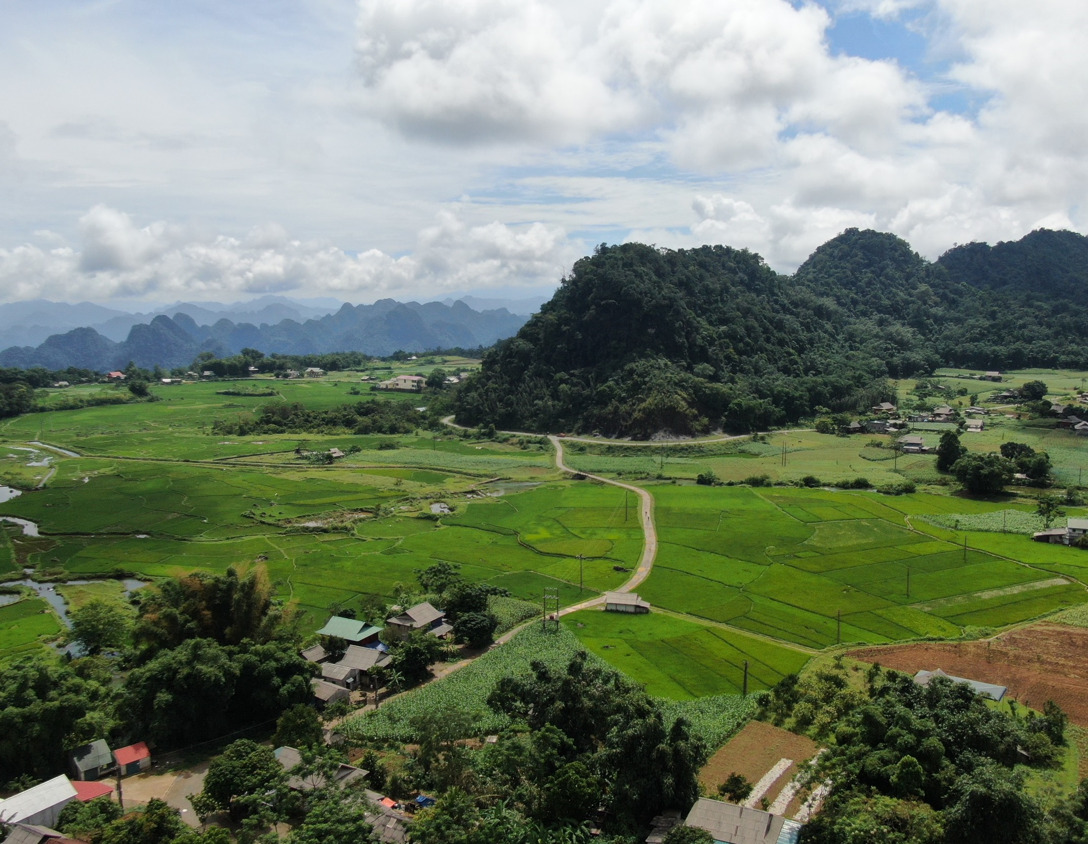 Cần bán nhanh đất đẹp Mai Châu 7500m2 chỉ 240k/m có 350m2 đất ở Tại Khan Hò- Sơn Thuỷ- Mai Châu- Hoà Bình