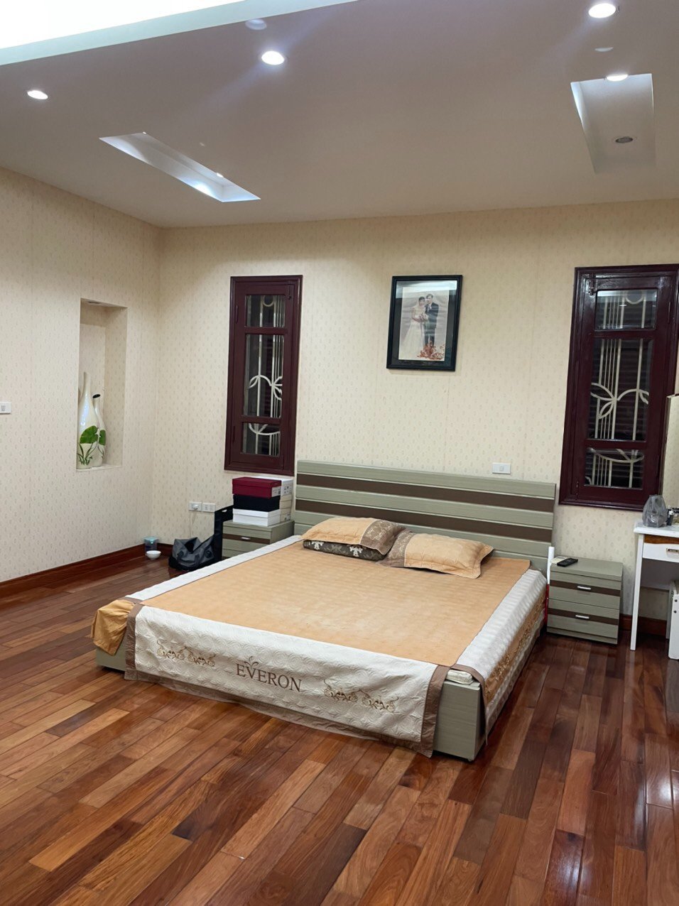 Gia đình cần bán gấp nhà Nguyễn Văn Huyên - Gần phố - Cách ô tô 15m - DT 40m x 5 tầng