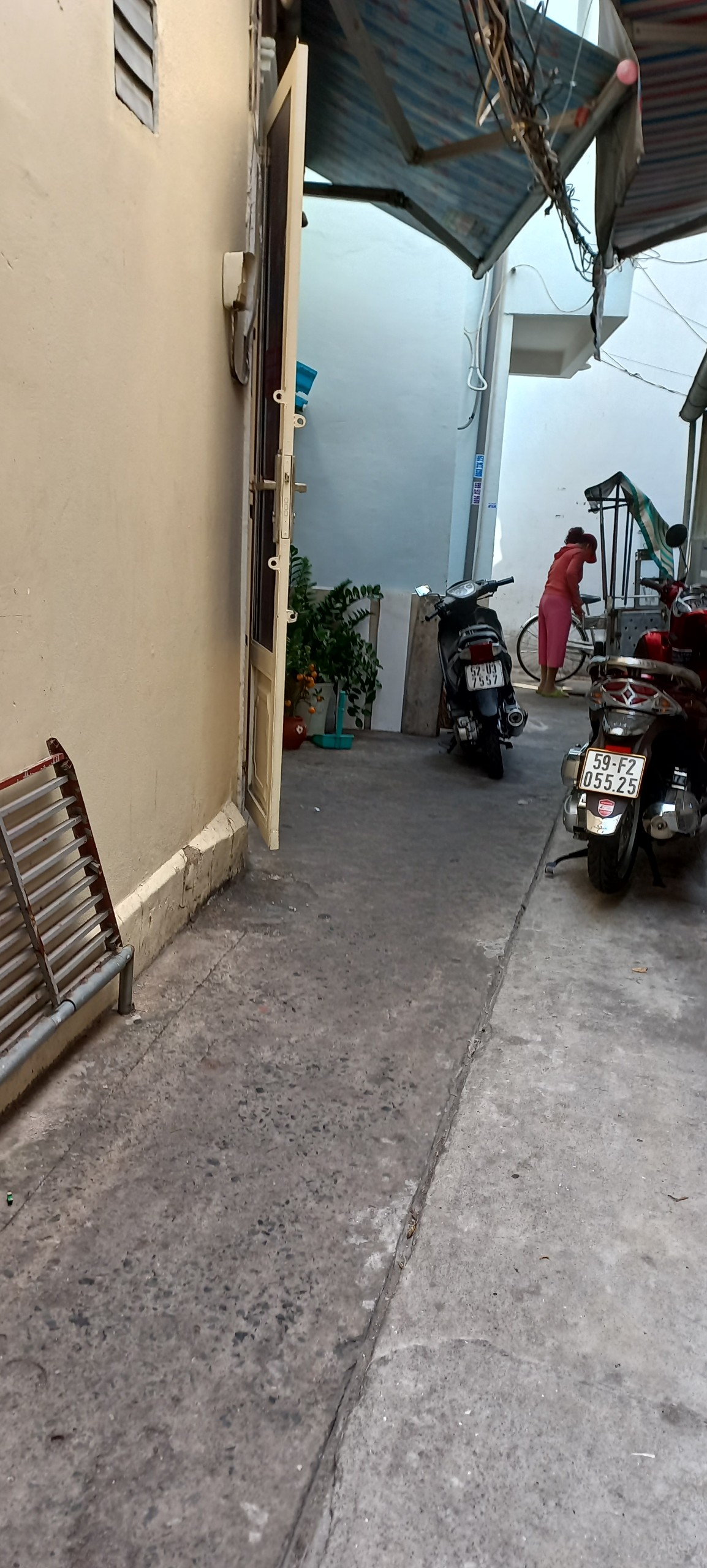 Bán gấp nhà Q3, hẻm 2.5m CMT8 nhỉnh 2 tỷ