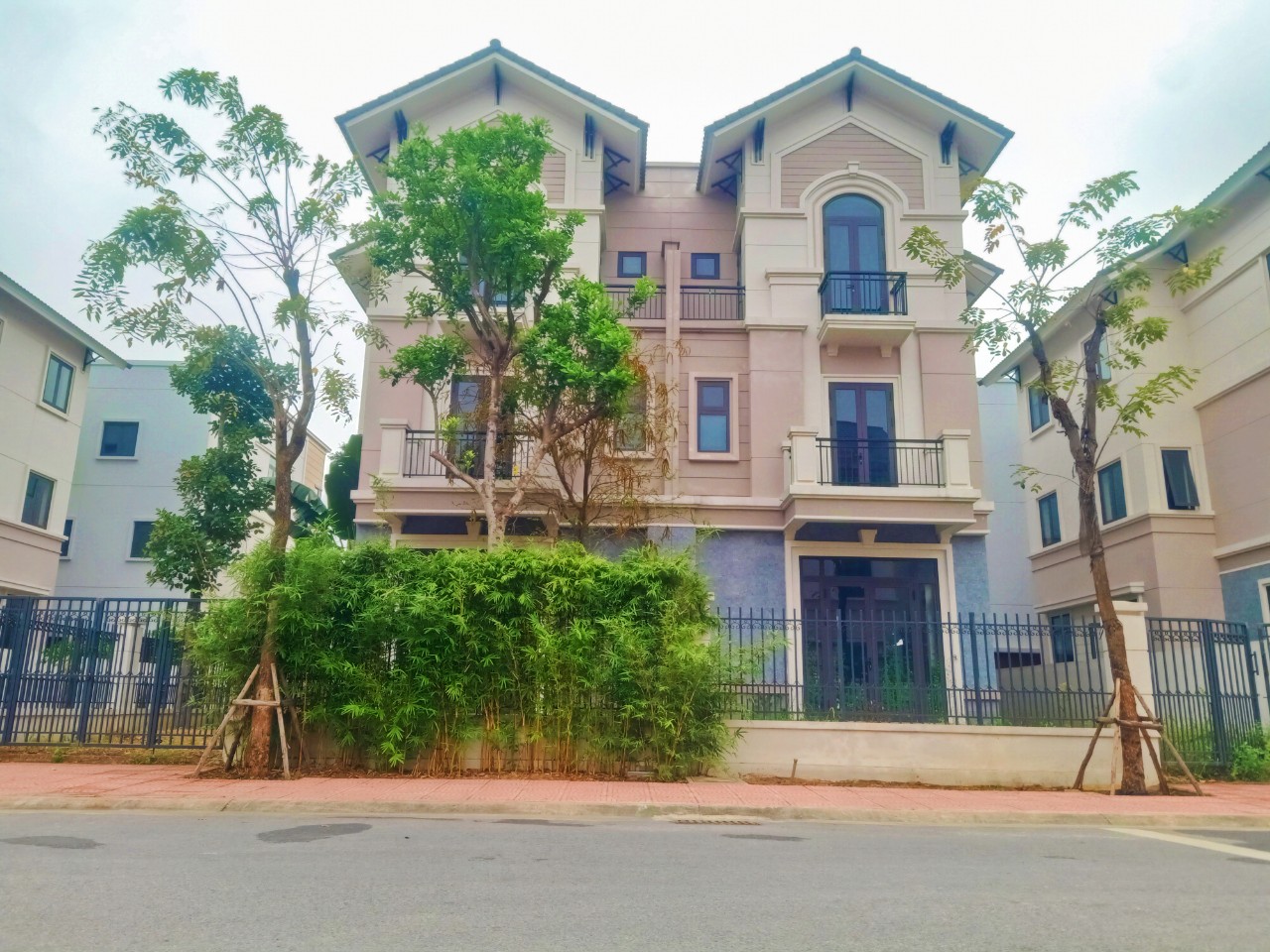 Bán căn biệt thự Centa Vsip 135m2 giá chỉ 6 tỷ xxx