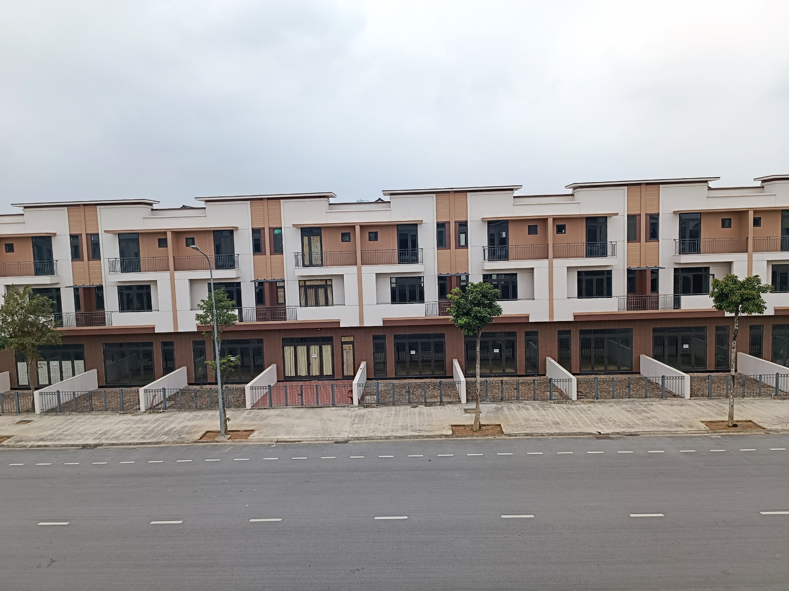 Bán liền kề 3 tầng, tiếp giáp Ninh Hiệp, giá rẻ 1/3 Long Biên