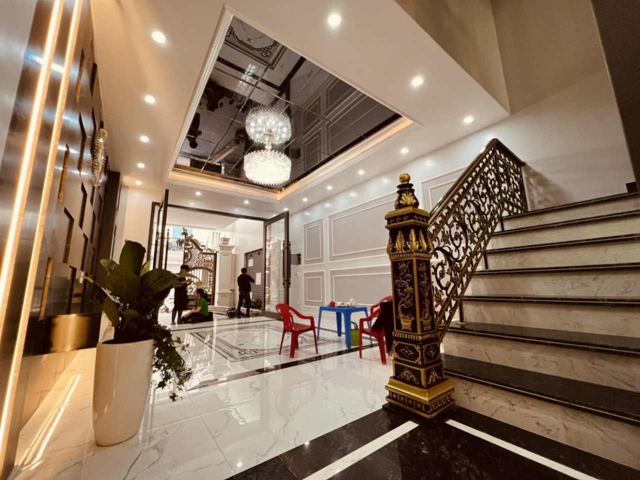 Bán nhà mặt đường Nguyễn Đồn - Trung Lực 5 tầng thang máy Đẳng Cấp GIÁ 10.88 tỉ diện tích 101m