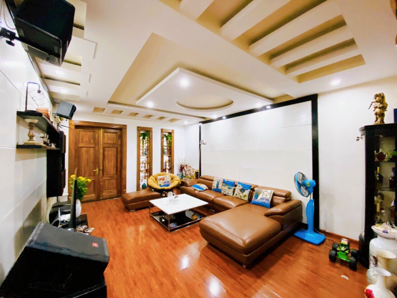 Bán nhà dân xây độc lập sân cổng riêng đường 30m Thư Trung _ Văn Cao 92m x 4 tầng GIÁ 7.79 tỉ