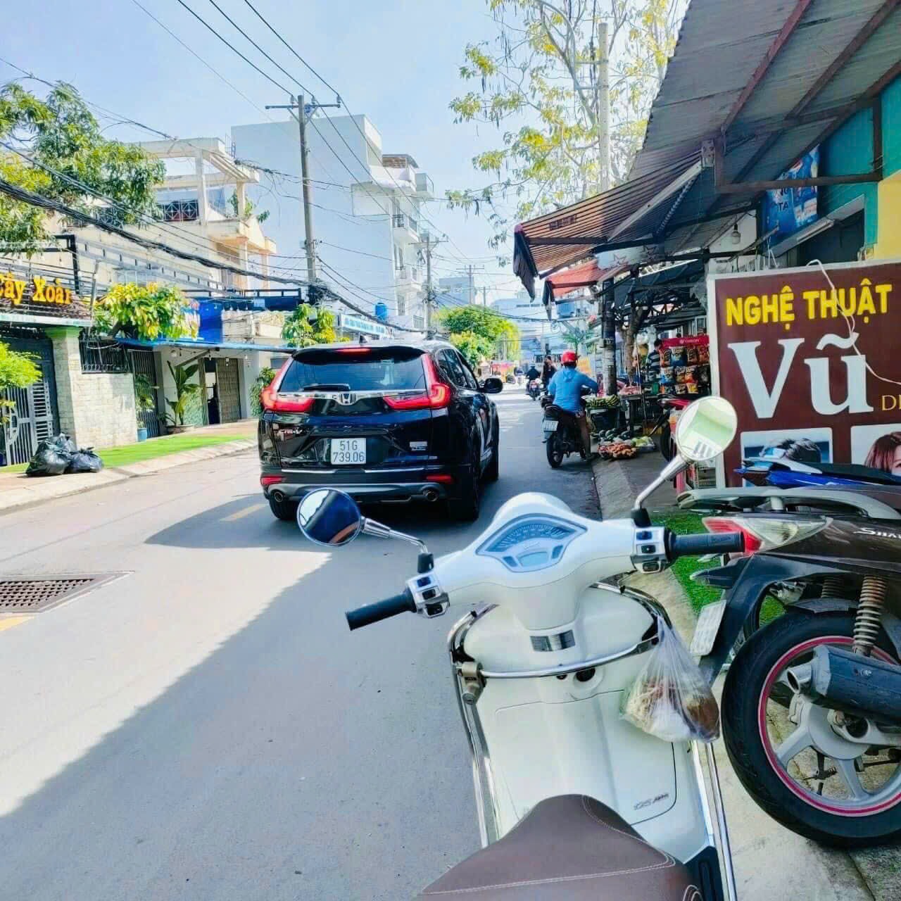 Kẹt tiền cần bán gấp căn nhà tâm huyết. Địa chỉ: 496/ Dương Quảng Hàm P6 Gò vấp Giá bán: 5,5 tỷ (đã giảm từ 6,15