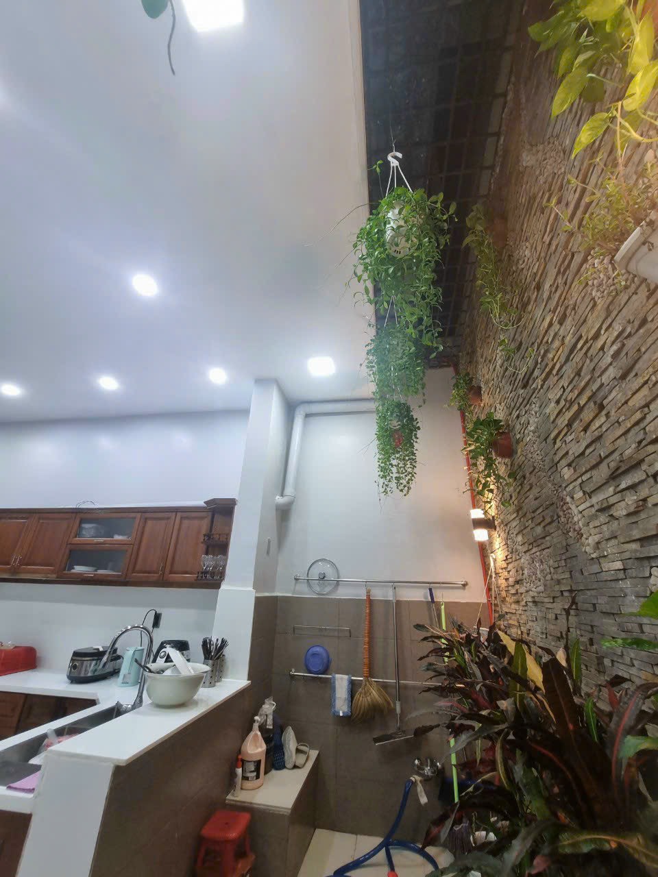 Bán Nhà HẺM 12M THÔNG - Chợ Hạnh Thông Tây, P.11, Gò Vấp - DT: 4m x 17m. Đúc 1 Trệt + 3 Lầu. 4PN, 5WC + Sân Thượng