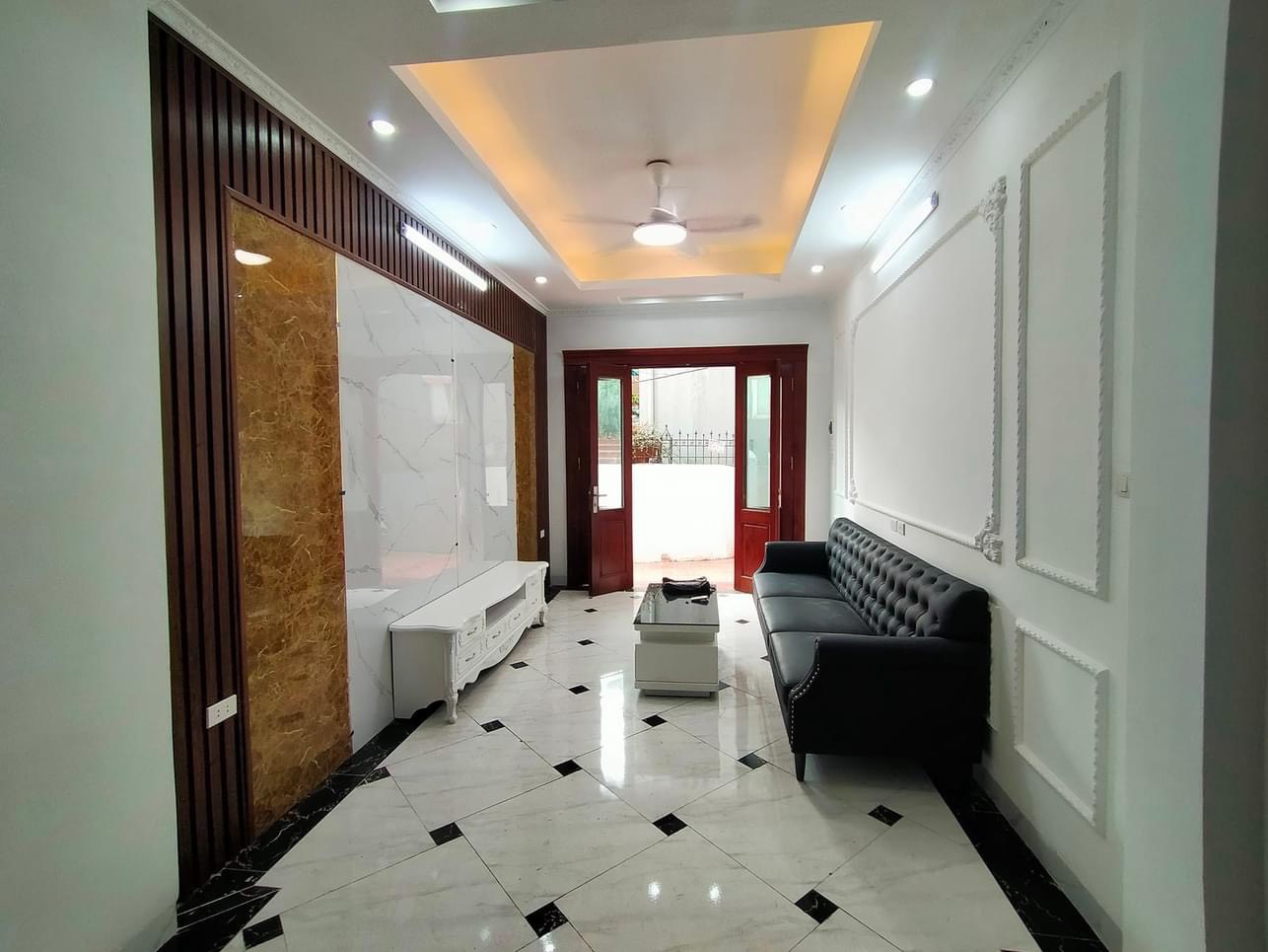 Chỉ hơn 2 tỷ sở hữu căn nhà 5 tầng mới tại phố Chu Huy Mân, hàng xóm Vinhomes Long Biên.