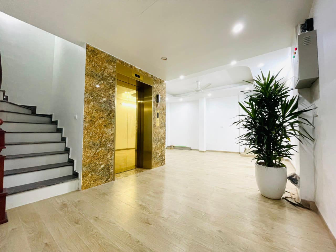 MÌNH CẦN SANG NHƯỢNG PHÒNG 850 ĐƯỜNG LÁNG, ĐỐNG ĐA,HÀ NỘI.