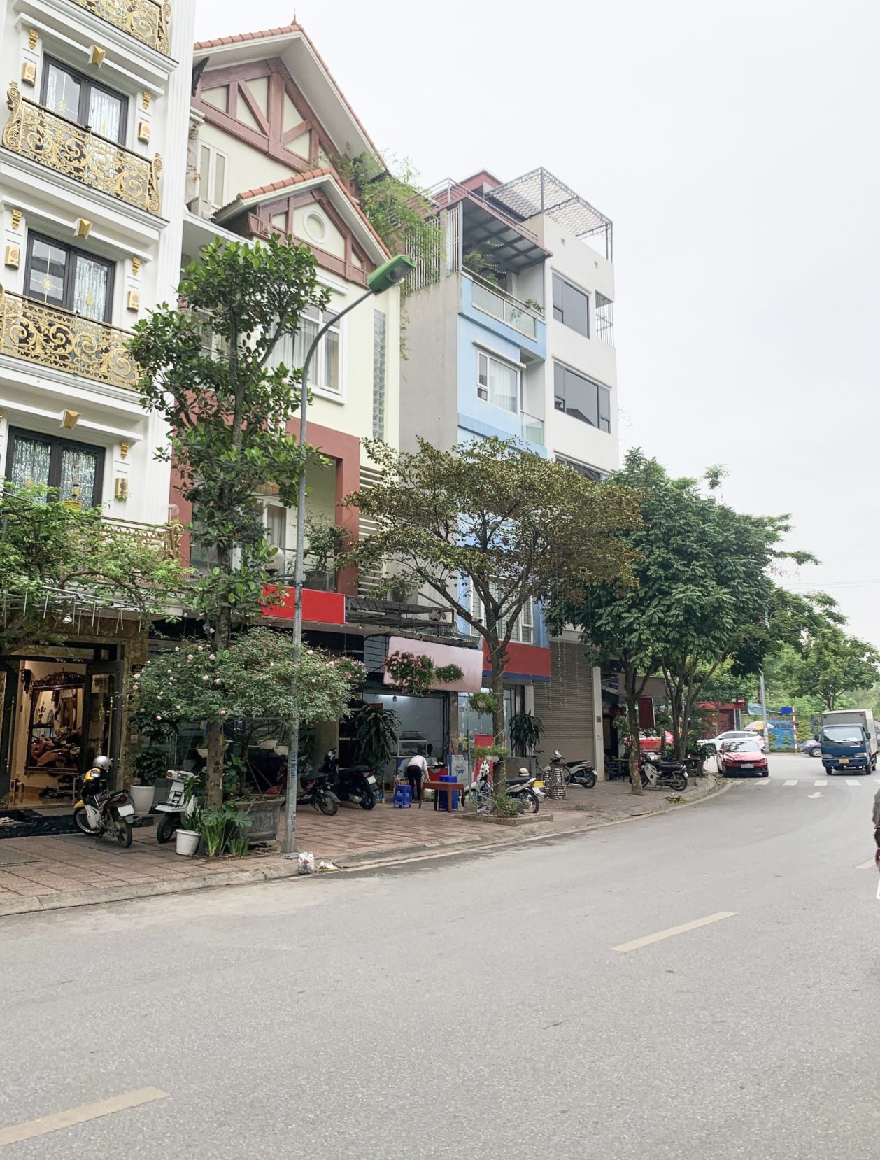 Cần bán căn nhà 4,5 tầng, 5 phòng ngủ. Địa chỉ: Hoàng Như Tiếp - Long Biên - HN