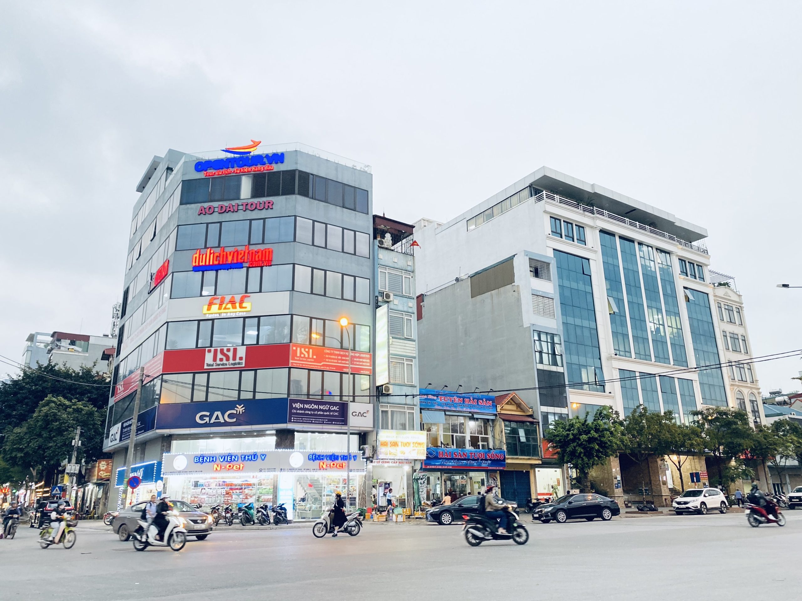 Bán Nhà Mặt Phố Hoàng Quốc Việt, 8 Tầng Thang Máy, Vỉa Hè Kinh Doanh, Đang Cho Thuê Dòng Tiền 100 Triệu/ Tháng.