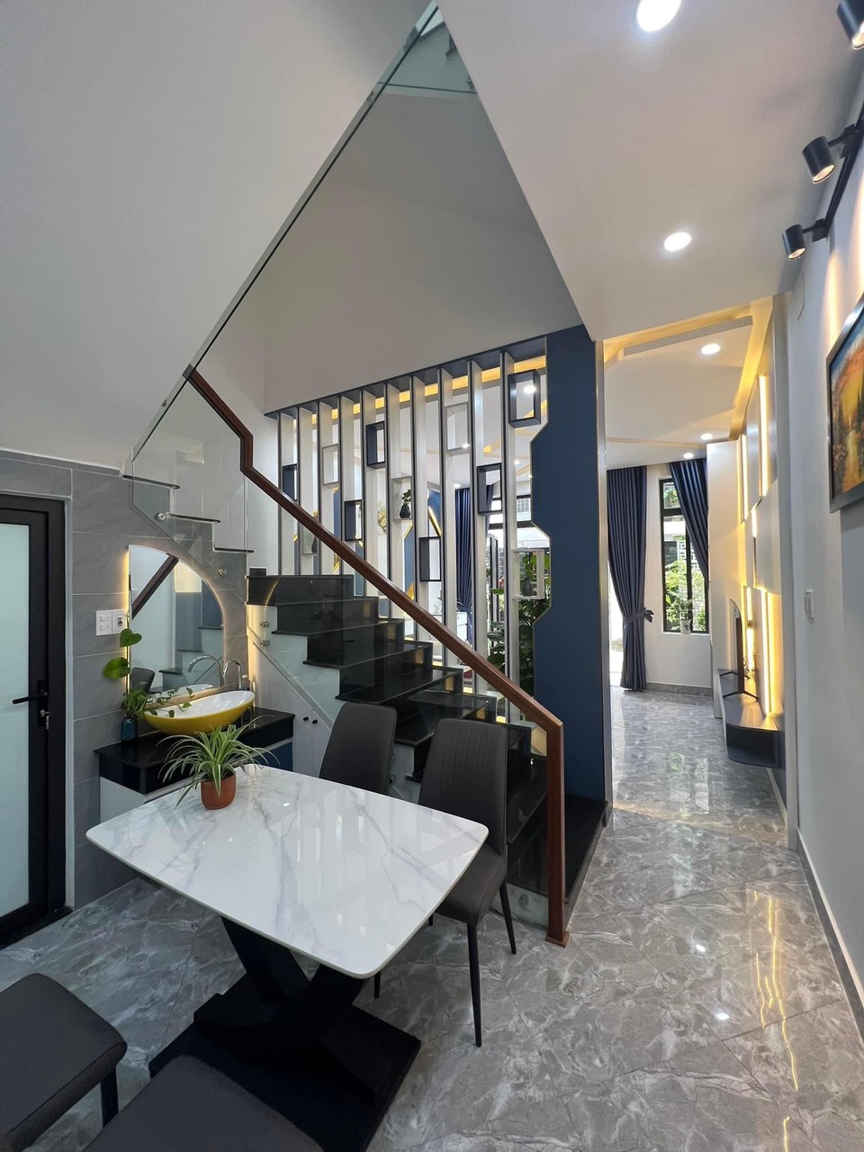 NHÀ 4 TẦNG SAU LƯNG MT ĐINH TIÊN HOÀNG, SÁT ĐƯỜNG ÔNG ÍCH KHIÊM