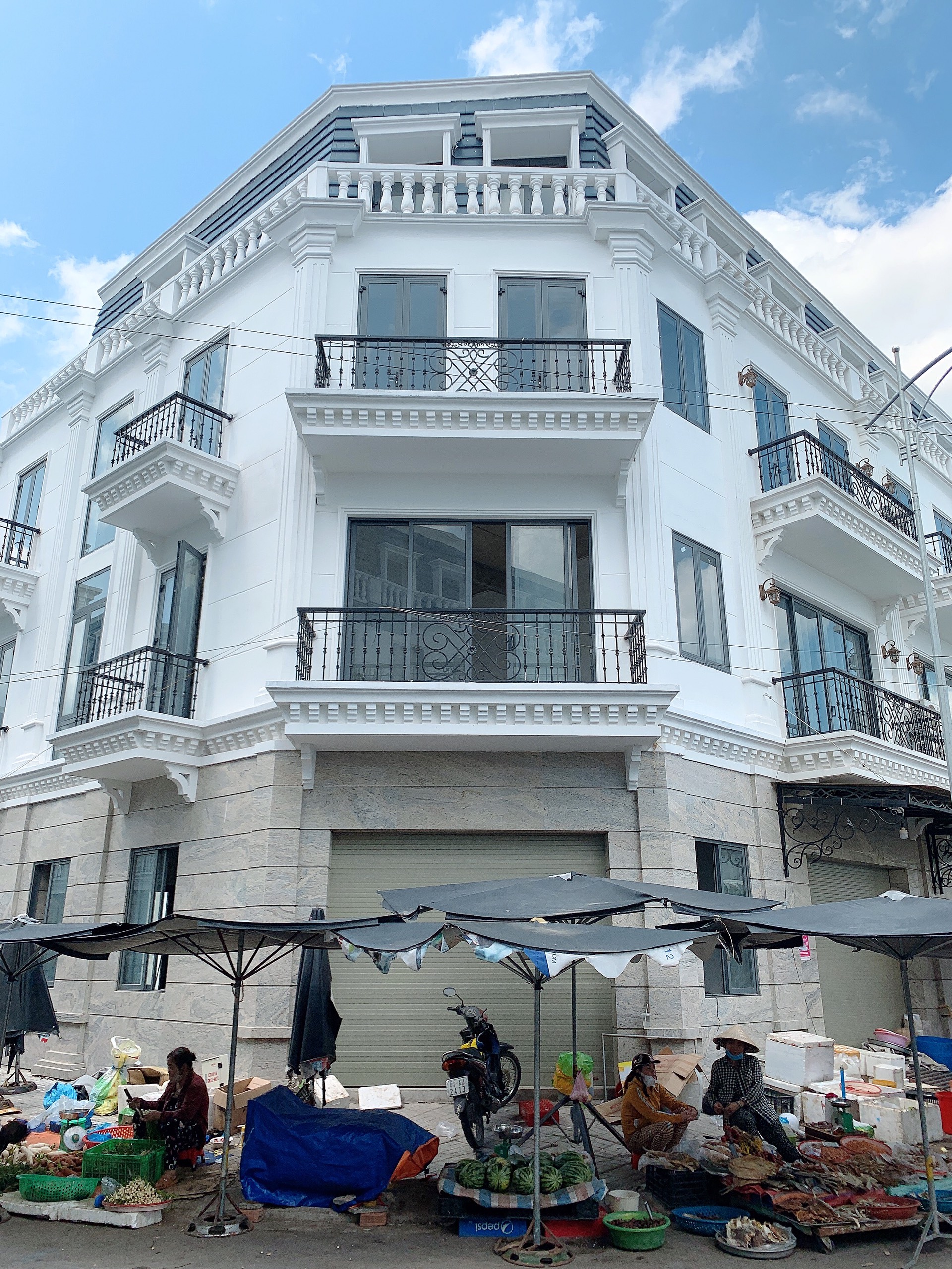 Căn góc mặt tiền ngay chợ kinh doanh ngay