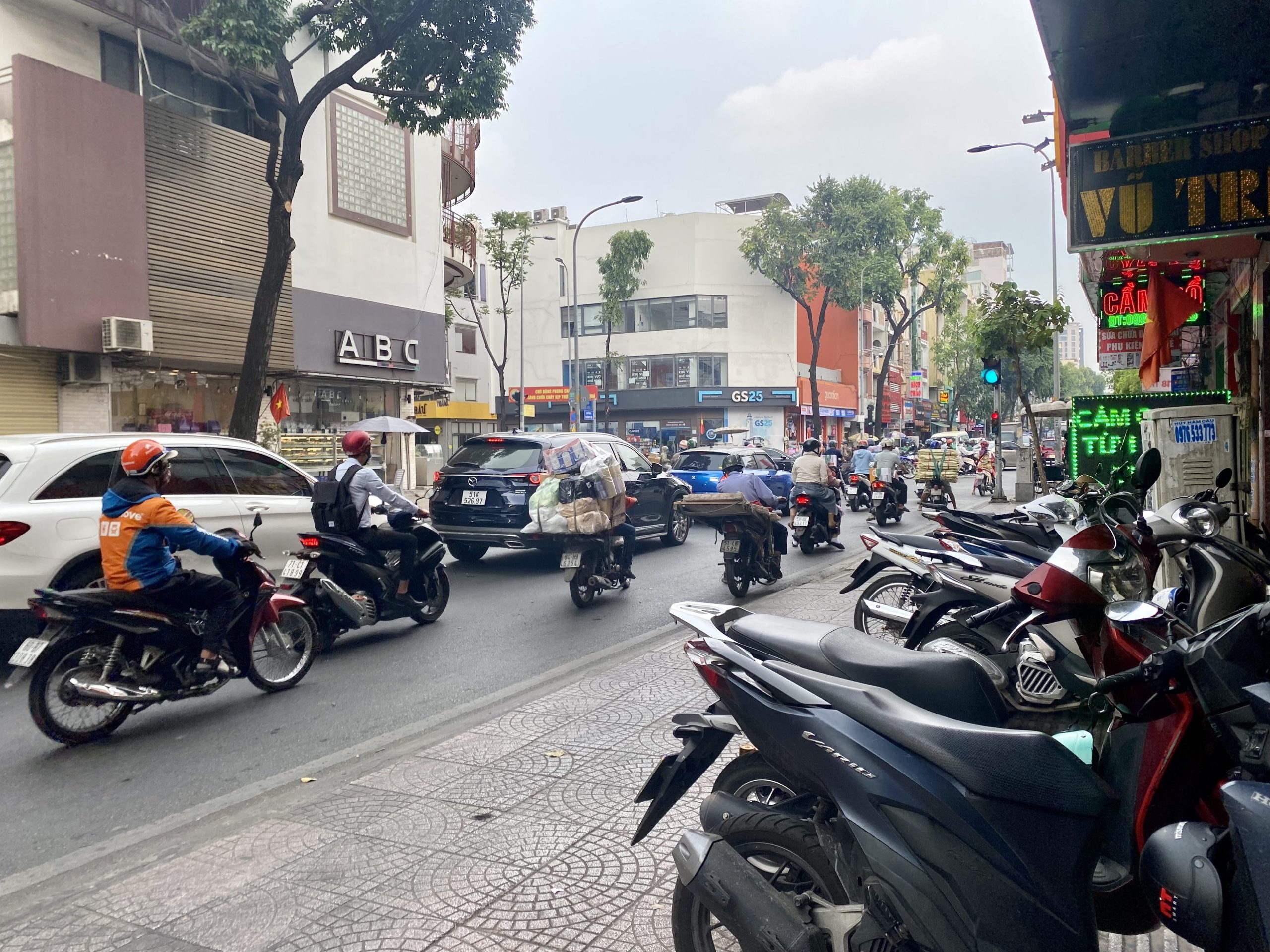 Mặt bằng sầm uất mặt tiền đường Khánh Hội tiện kinh doanh